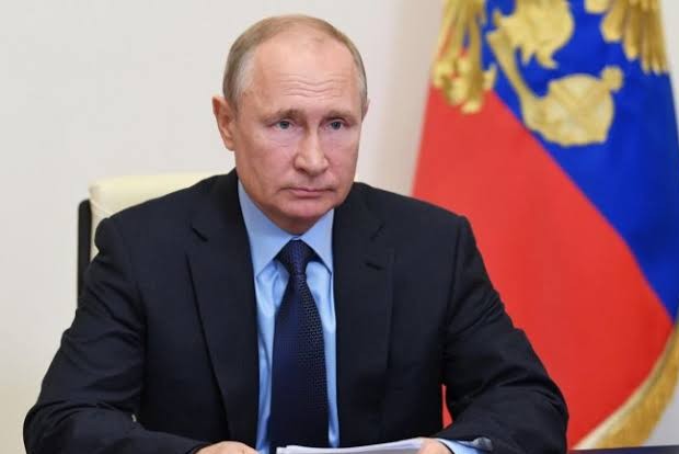 Vladimir Putin wishes Russians happier new year, hails their strength