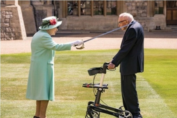 UKs Record-breaking Fundraiser, Hero Captain Tom Moore, Dies Aged 100