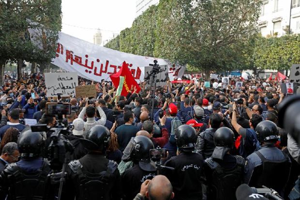 Thousands protest in Tunis despite police blockade