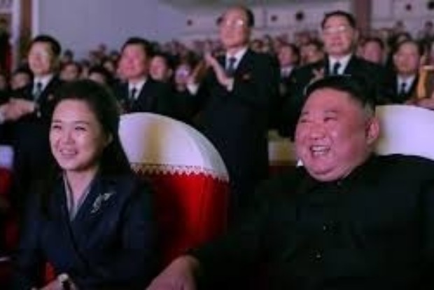 Wife of North Koreas Kim makes first public appearance in a year