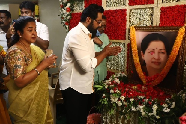 Sarathkumar, Radhikaa, Bharathiraja, Ameer pay respect to J Jayalalithaa at Sasikala’s residence