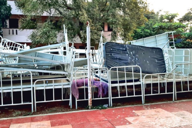 Cots, beds from COVID centres dumped in open, residents irked Cots, beds from COVID centres dumped in open, residents irked