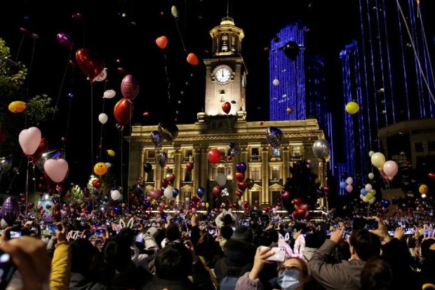 Crowds fill streets in Chinas pandemic-hit Wuhan, celebrate New Year