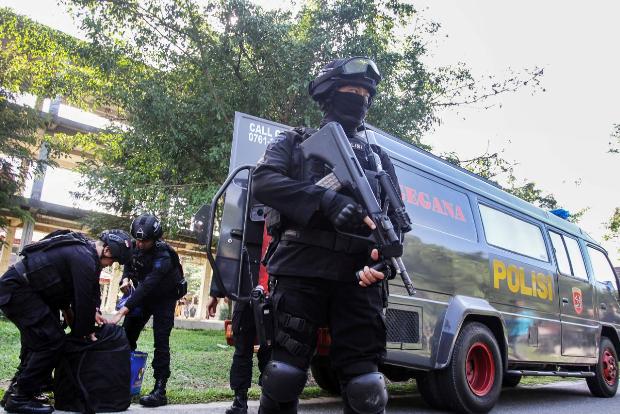 Indonesian police kill 2 suspected militants in raid