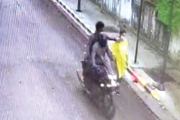 Snatchers shove woman in T Nagar Snatchers shove woman in T Nagar