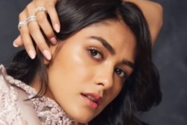 Mrunal Thakur goes ultra-glam in Guru Randhawas new video Mrunal Thakur goes ultra-glam in Guru Randhawas new video