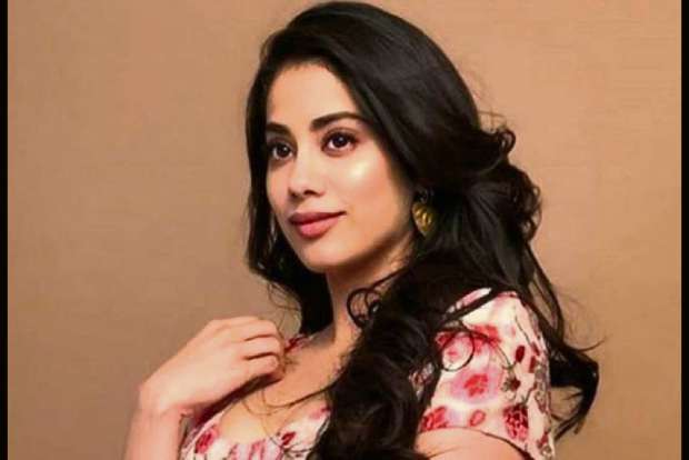 Janhvi Kapoor flaunts belly-dancing skills on Kareena song