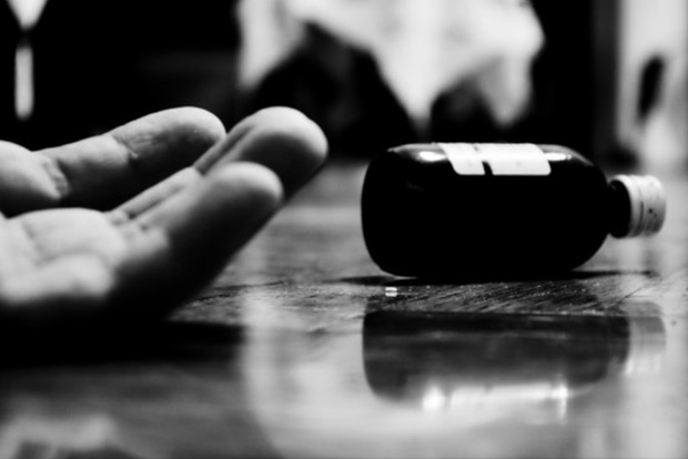 Woman dies, hubby critical after taking poison