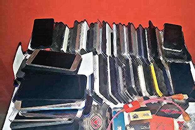 Snatchers, buyer held, 31 mobile phones seized