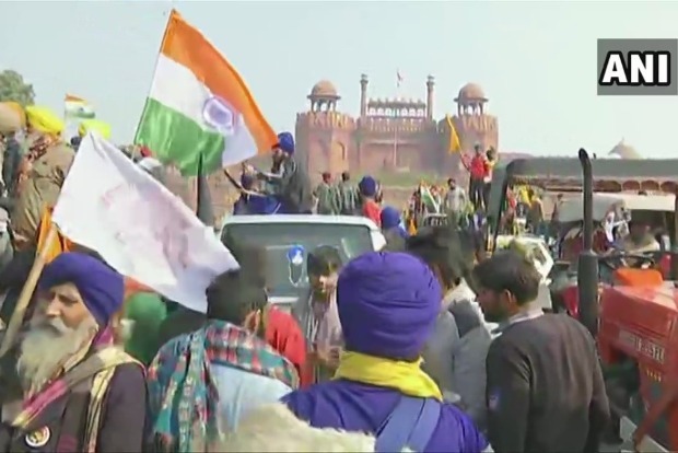 Farmers tractor rally turns violent near ITO, police resort to lathi charge