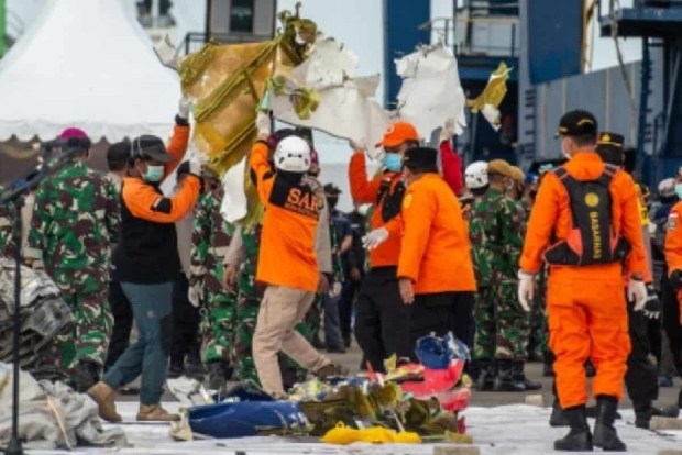 Indonesian officials identify body of crashed planes pilot Indonesian officials identify body of crashed planes pilot