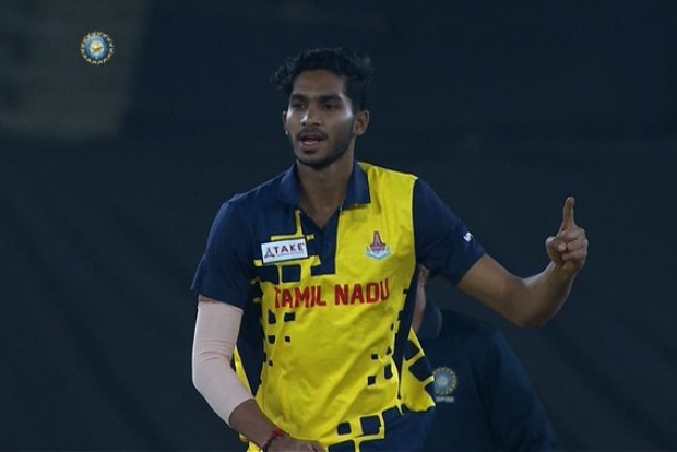 Siddharth picks four as TN restrict Baroda to 120/9