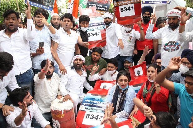 Youth Cong workers protest against LPG price hike in Delhi Youth Cong workers protest against LPG price hike in Delhi