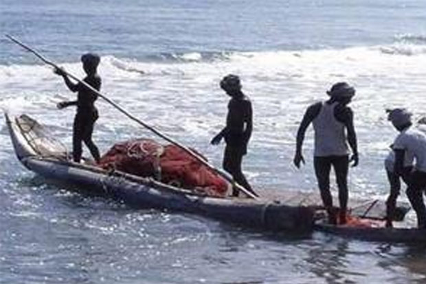 Sri Lankan Navy personnel chase away TN fishermen, damage expensive fishing nets Sri Lankan Navy personnel chase away TN fishermen, damage expensive fishing nets