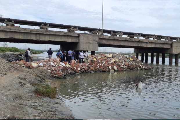 Activists accuse TANGEDCO of dumping debris on Kosasthalai river backwaters