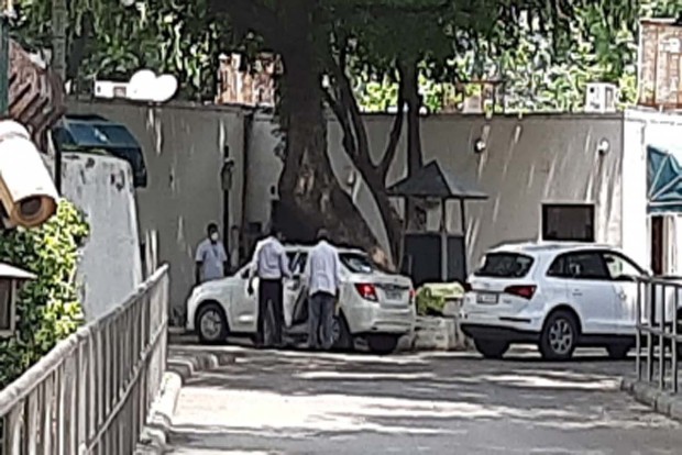 Sidhu, Harish Rawat reach 10 Janpath to meet Sonia Gandhi