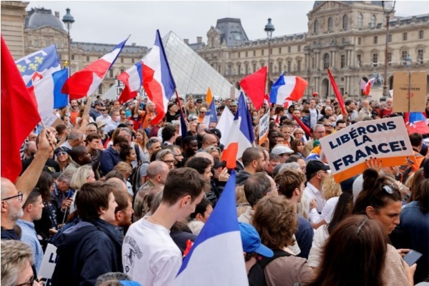 French protests call for freedom amid government vaccine push