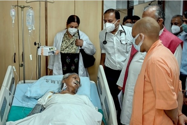 Yogi visits Kalyan Singh as his condition deteriorates