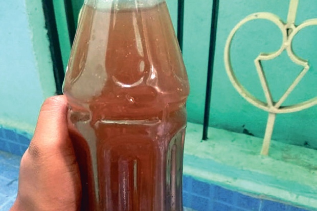 Muddy water from handpump vexes residents Muddy water from handpump vexes residents