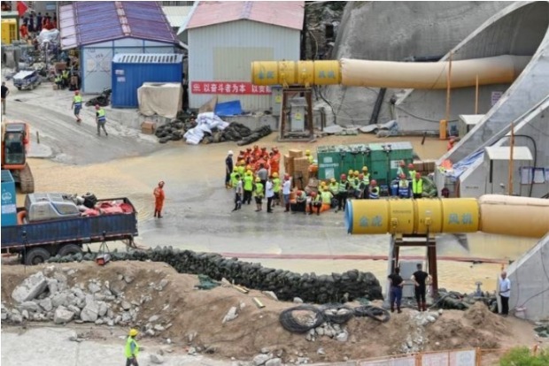 Death toll in Chinas flooded highway tunnel rises to 13