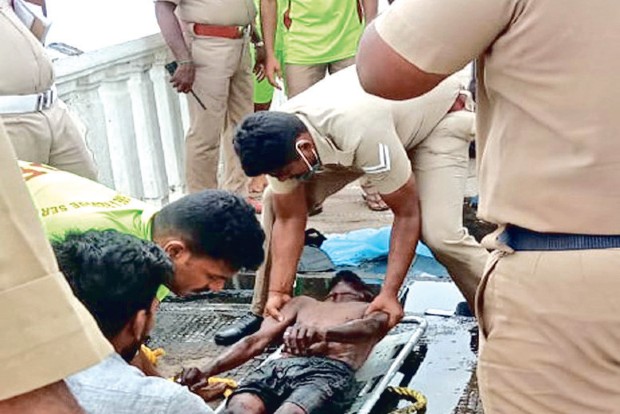Man jumps from Napier Bridge into Cooum, cops pull him out of slush