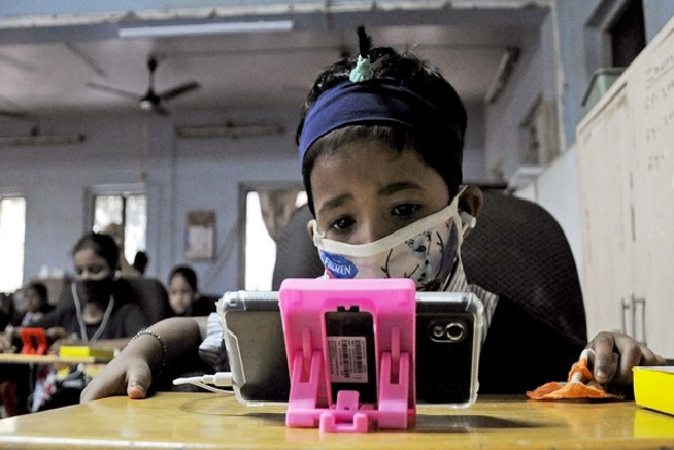 59.2 pc children use smartphones for messaging, only 10.1 pc for online learning, finds NCPCR study