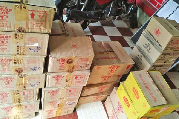 Police seize liquor worth Rs 10 lakh smuggled from Bengaluru, two held