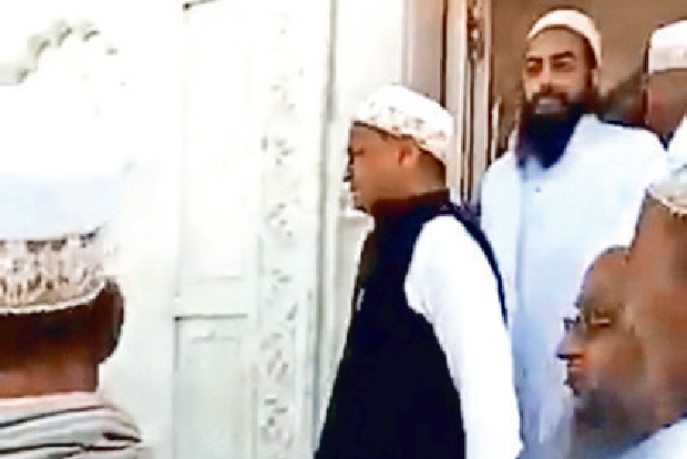 Video of Ashok Gehlot at dargah shared falsely