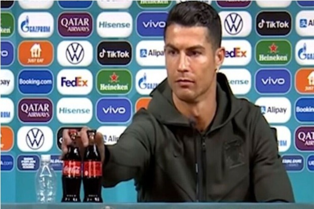 Footballer Cristiano Ronaldo knocks off 4 billion USD from Coca-Colas value