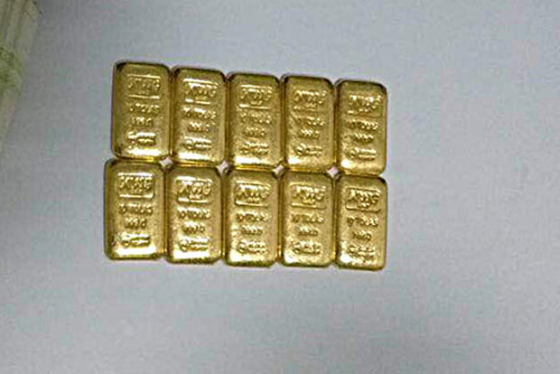 Two Rohingyas held with gold biscuits in UP Two Rohingyas held with gold biscuits in UP