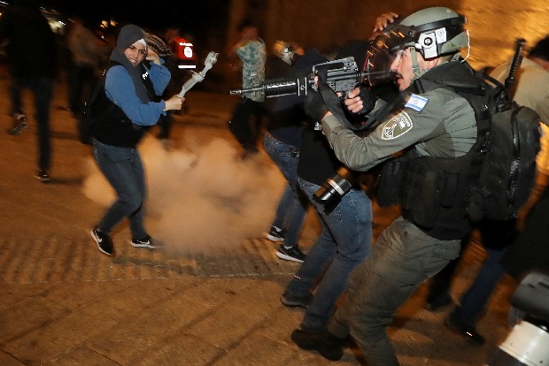 Palestinians clash with Israel police at Jerusalem holy site