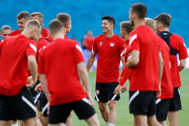 Poland aim to kickstart their Euros against possession kings Spain