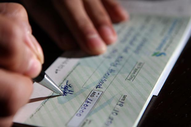 Man held for impersonating IAS officer, using forged cheque to buy mobile phone Man held for impersonating IAS officer, using forged cheque to buy mobile phone