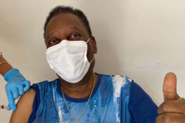 Pelé gets his first COVID-19 shot, urges mask use