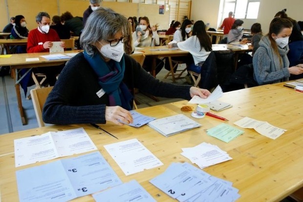 Swiss agree to outlaw facial coverings in burqa ban vote Swiss agree to outlaw facial coverings in burqa ban vote