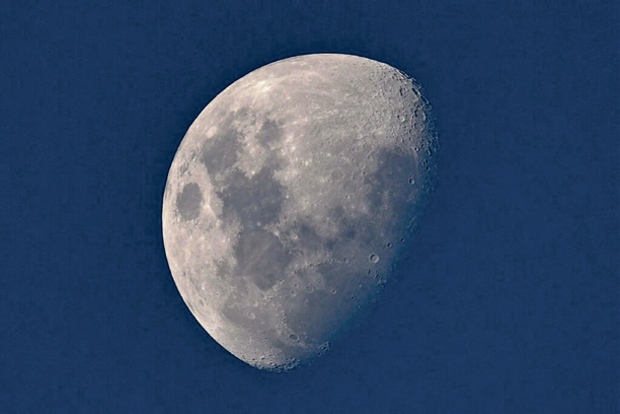 Mysterious Cosmos: Moon’s comet-like tail makes for a spectacle in space