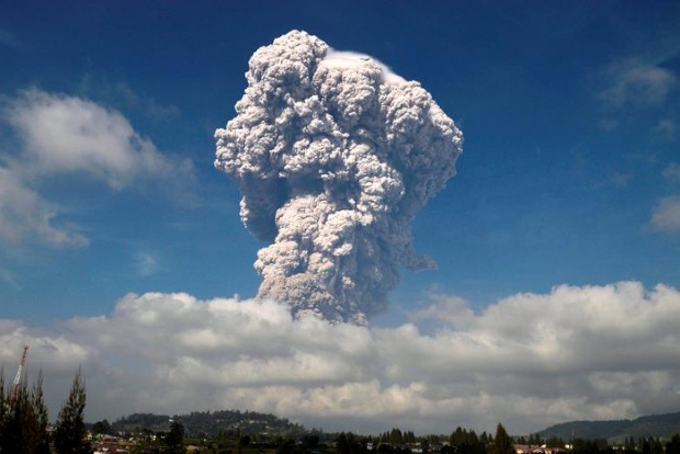 Indonesias Sinabung volcano unleashes new burst of hot ash