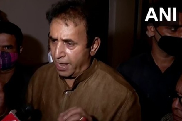 Ex-Mumbai top cop claims minister ordered police to collect money from market