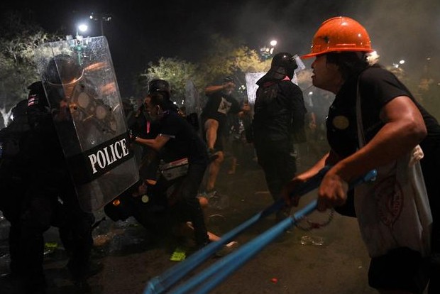 11 injured after Thai police clash with protesters