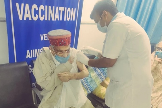 BJP leader Murli Manohar Joshi takes first shot of COVID-19 vaccine at AIIMS Delhi