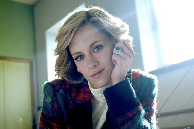 Kristen Stewart wears Princess Dianas famous engagement ring in new still from Spencer