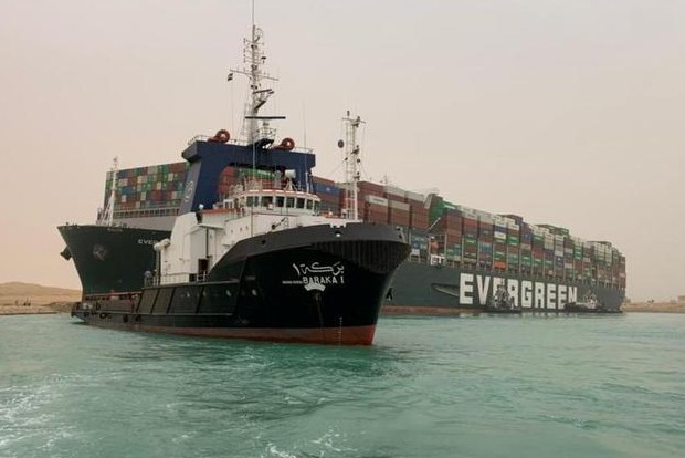 Suez Canal welcomes help from US to refloat cargo ship