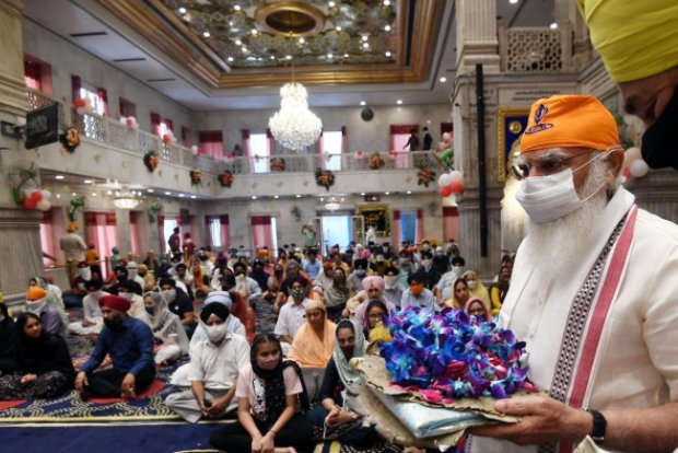 PM Modi offers prayers at Sis Ganj Gurudwara, pays tributes to Guru Teg Bahadur