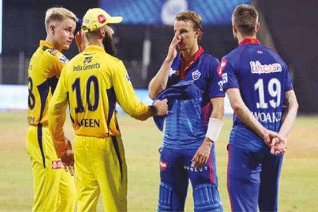 8 English players land in London, Aussies await flight to Maldives