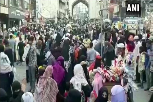 Locals defy COVID norms at Hyderabads Charminar area