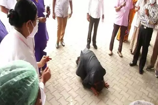 TN hospital dean equates nurses to Gods, prostrates before them