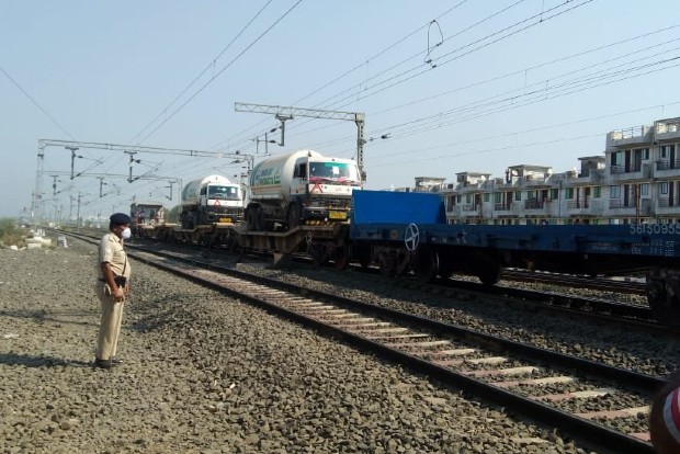 2 Oxygen Express trains reach Karnataka with 240 tonnes of LMO