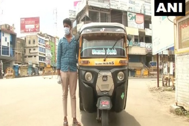 Karnataka: Auto-driver in Kalaburagi offers free service to COVID-19 patients