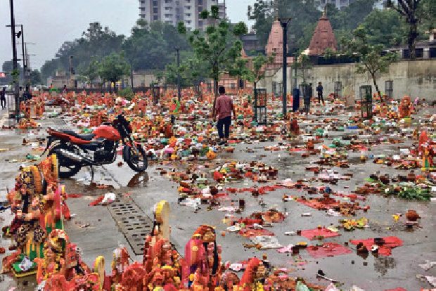 Devotees discarding idols shared with false angle Devotees discarding idols shared with false angle