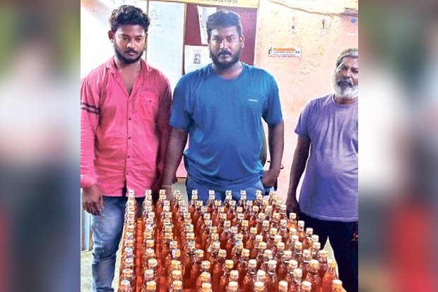 Cops bust illicit liquor selling gang, seize 153 bottles in city Cops bust illicit liquor selling gang, seize 153 bottles in city